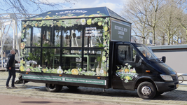 901566 Afbeelding van een tot 'Lowlander Botanical Beer Garden' omgebouwde bestelbus, geparkeerd aan de Leidseweg bij ...